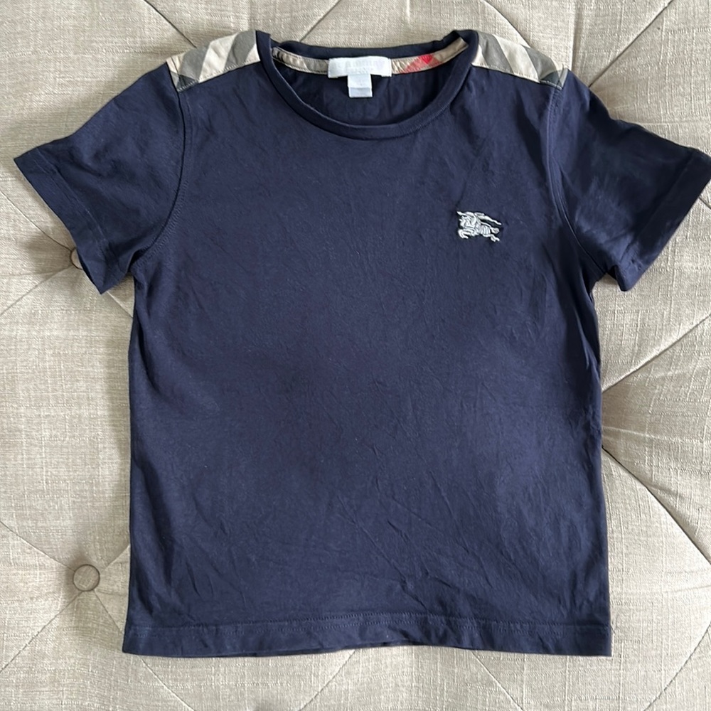 Boys Burberry T-shirt size 6 non-smoking Very good condition